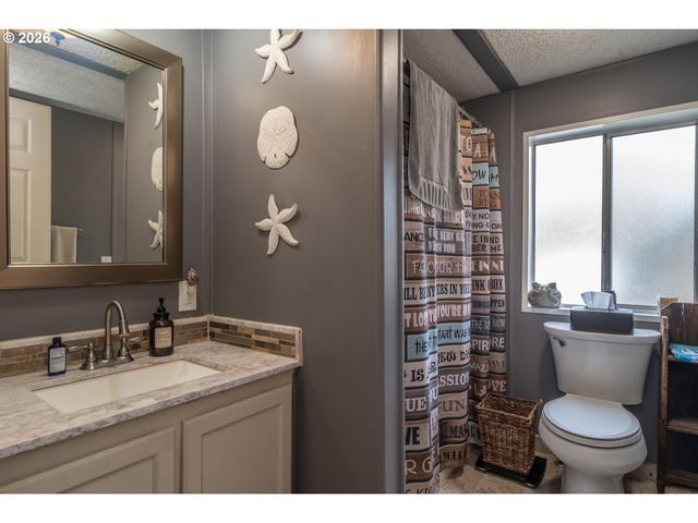 1256 WESTVIEW Dr, Roseburg, OR 97471