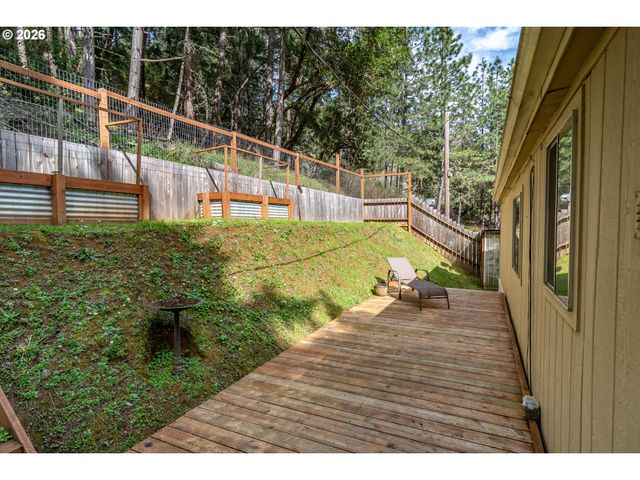 1256 WESTVIEW Dr, Roseburg, OR 97471