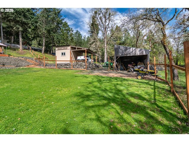 1256 WESTVIEW Dr, Roseburg, OR 97471