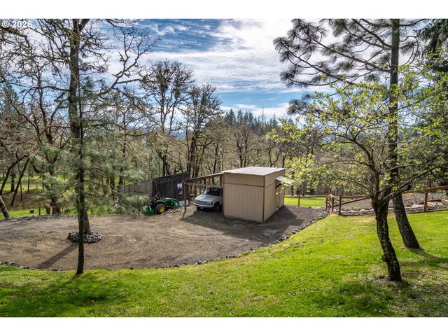 1256 WESTVIEW Dr, Roseburg, OR 97471
