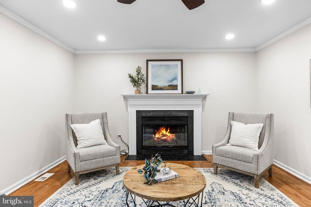 Image 10 of property listing at 403 RIDING RIDGE RD, Annapolis, MD 21403