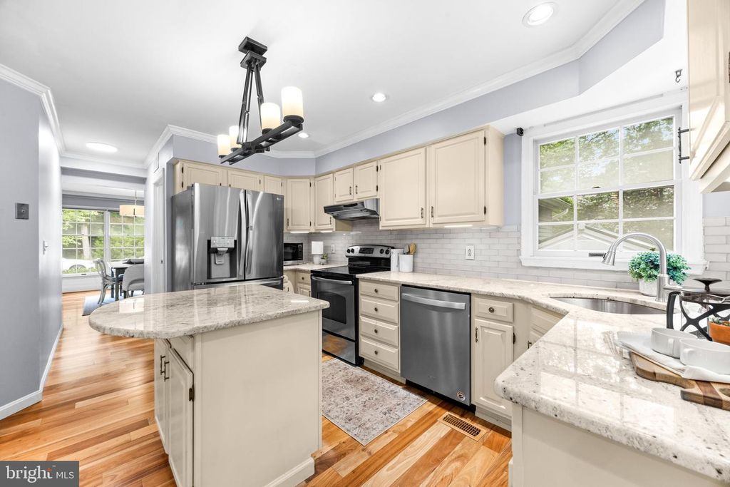 Image 13 of property listing at 403 RIDING RIDGE RD, Annapolis, MD 21403