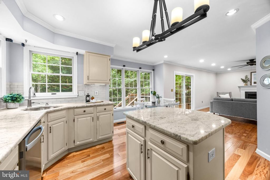 Image 14 of property listing at 403 RIDING RIDGE RD, Annapolis, MD 21403