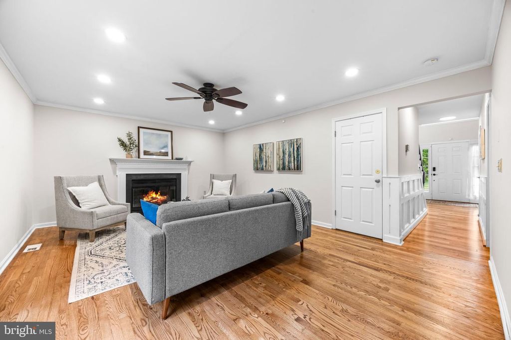 Image 8 of property listing at 403 RIDING RIDGE RD, Annapolis, MD 21403