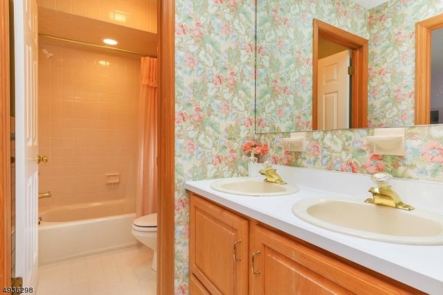 25 Bedford Rd, Summit City, NJ 07901