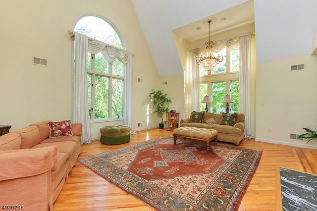 25 Bedford Rd, Summit City, NJ 07901