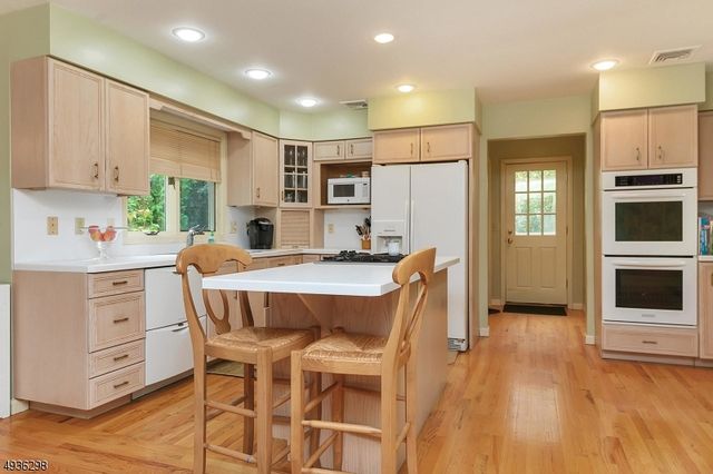 25 Bedford Rd, Summit City, NJ 07901