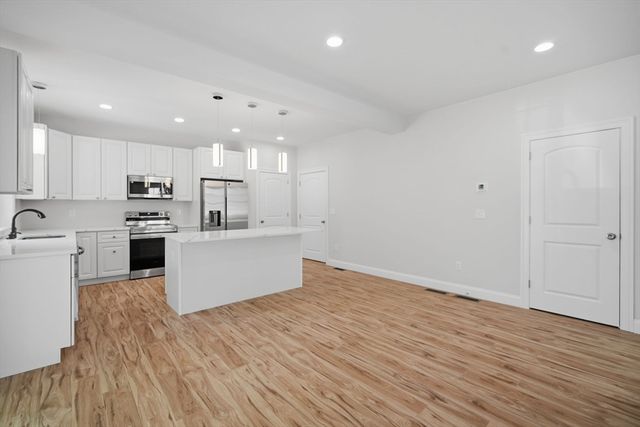24 Medford St, Springfield, MA 01107
