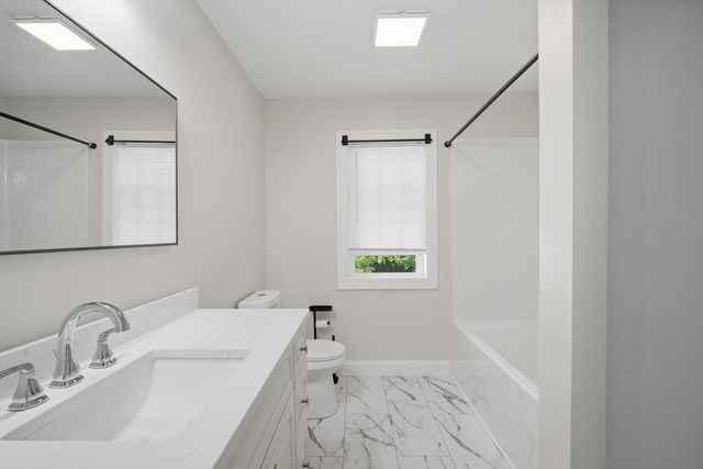 24 Medford St, Springfield, MA 01107