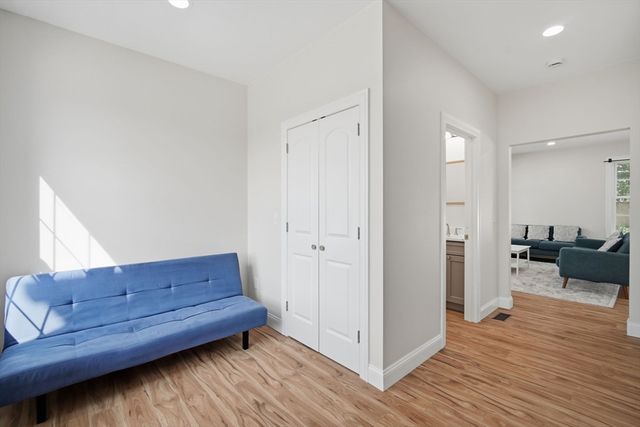 24 Medford St, Springfield, MA 01107