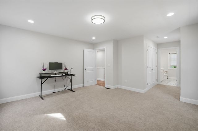 24 Medford St, Springfield, MA 01107