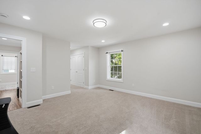 24 Medford St, Springfield, MA 01107