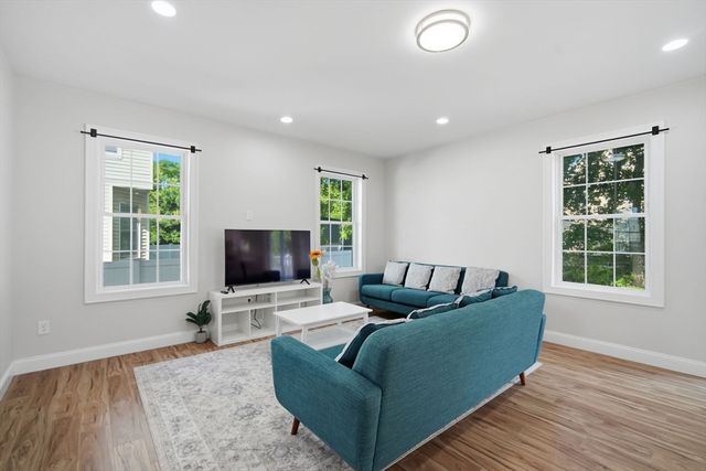24 Medford St, Springfield, MA 01107