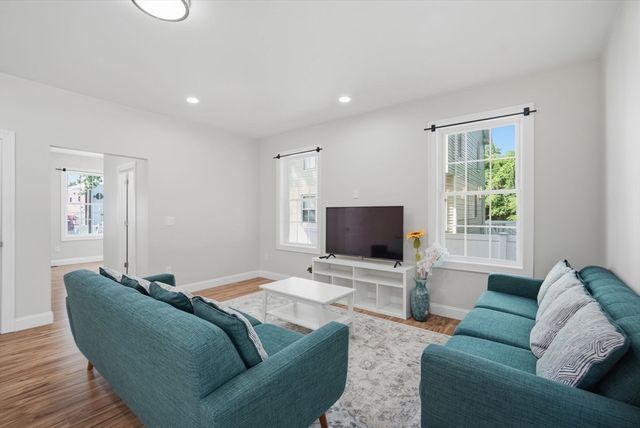 24 Medford St, Springfield, MA 01107