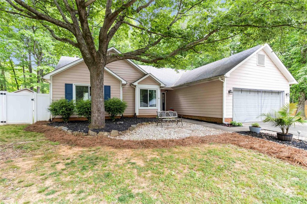 6736 Raeburn Lane, Charlotte, NC 28227