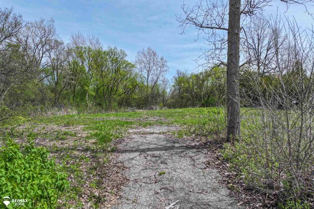 3353 S Center Road, Burton, MI 48519