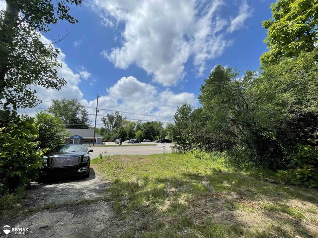 3353 S Center Road, Burton, MI 48519