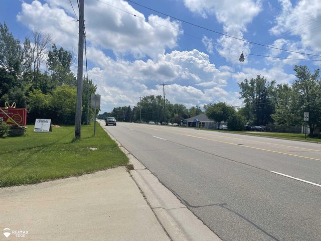 3353 S Center Road, Burton, MI 48519