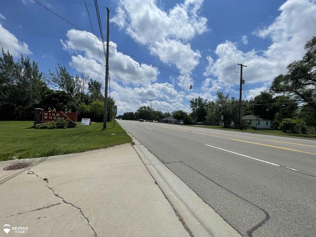 3353 S Center Road, Burton, MI 48519