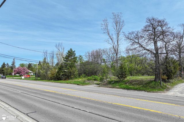 3353 S Center Road, Burton, MI 48519