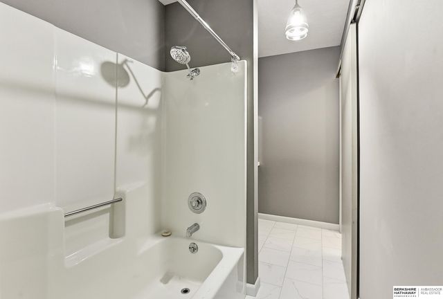 307 E 17th Avenue, Bellevue, NE 68005