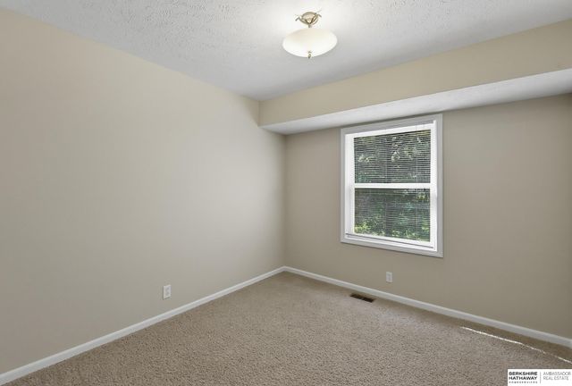 307 E 17th Avenue, Bellevue, NE 68005
