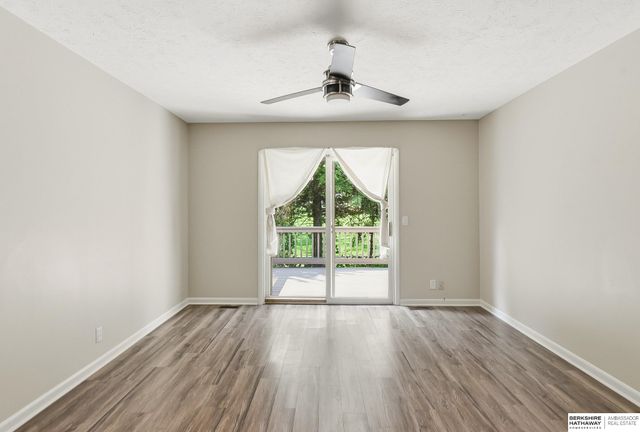 307 E 17th Avenue, Bellevue, NE 68005