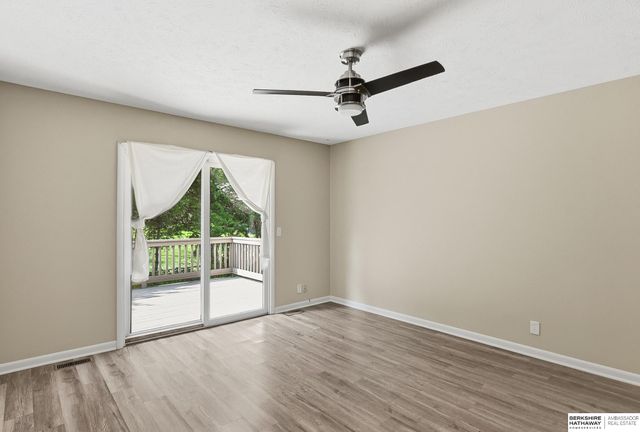 307 E 17th Avenue, Bellevue, NE 68005