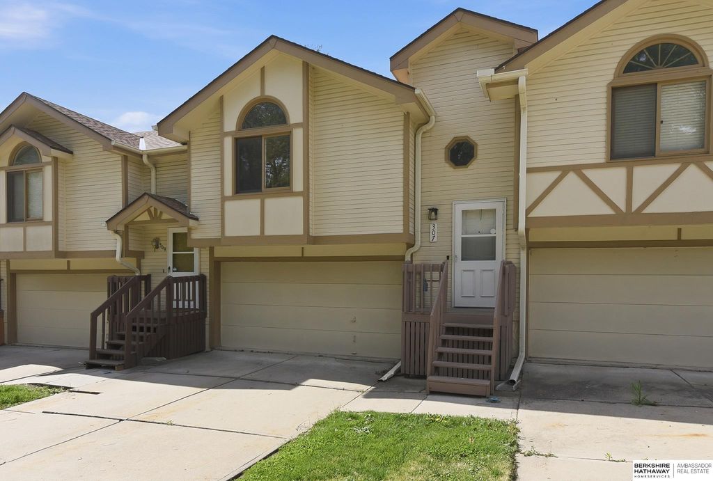 307 E 17th Avenue, Bellevue, NE 68005