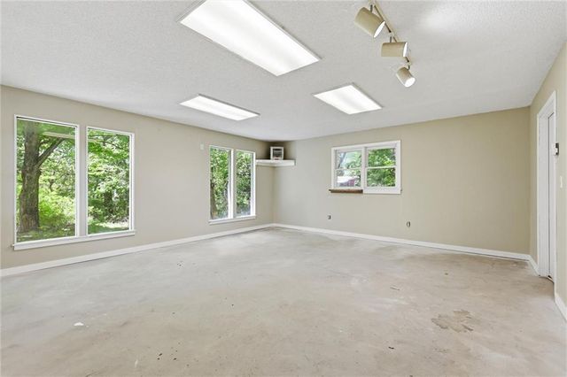 2 NE 70th Terrace, Kansas City, MO 64118