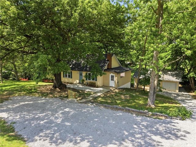 2 NE 70th Terrace, Kansas City, MO 64118