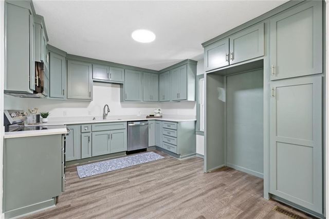 2 NE 70th Terrace, Kansas City, MO 64118