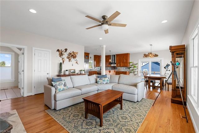 1992 Cross RD, Hayes, VA 23072