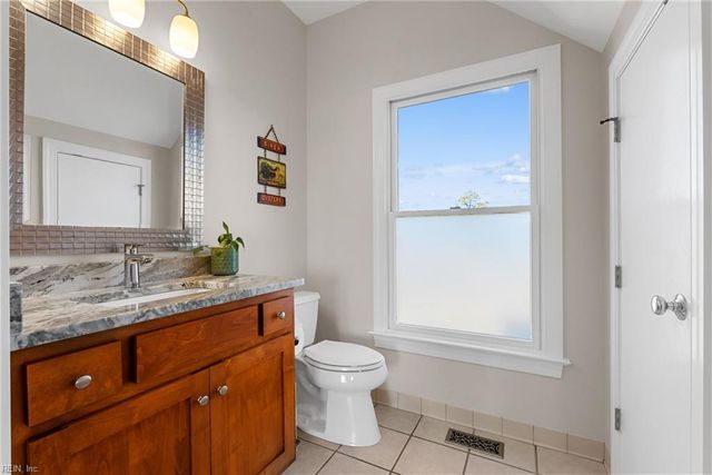 1992 Cross RD, Hayes, VA 23072