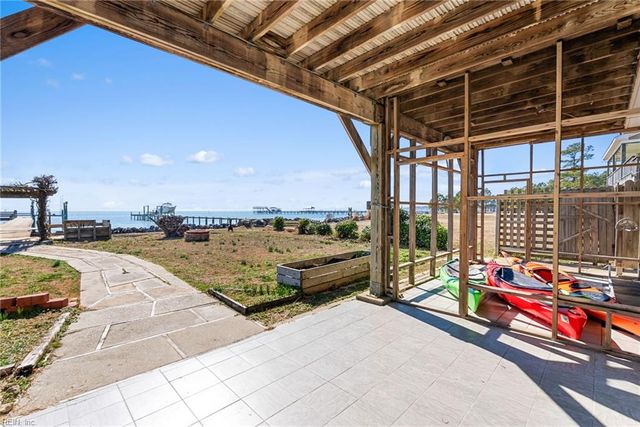 1992 Cross RD, Hayes, VA 23072