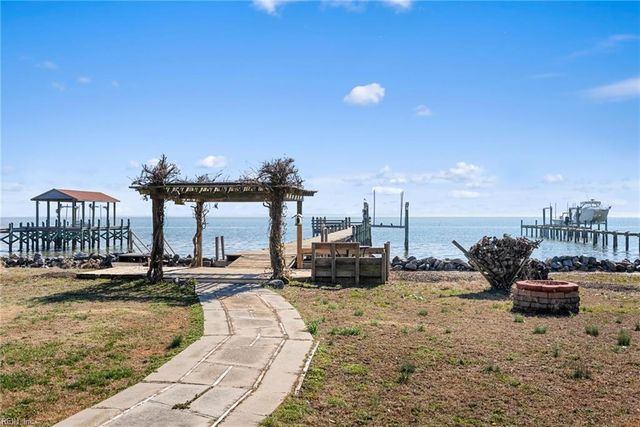 1992 Cross RD, Hayes, VA 23072