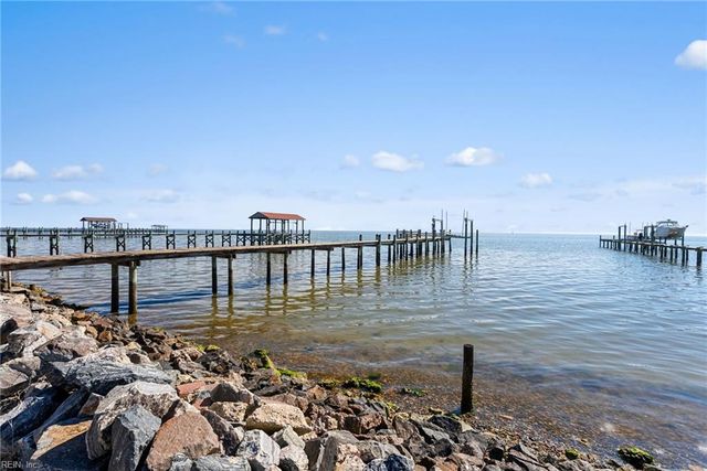 1992 Cross RD, Hayes, VA 23072