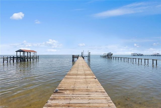 1992 Cross RD, Hayes, VA 23072