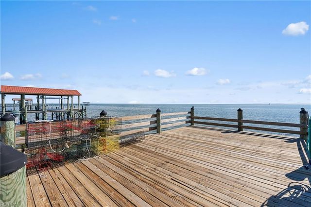 1992 Cross RD, Hayes, VA 23072