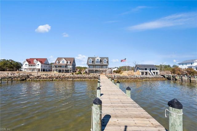 1992 Cross RD, Hayes, VA 23072