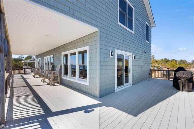 1992 Cross RD, Hayes, VA 23072