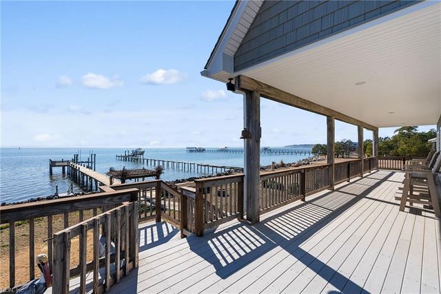 1992 Cross RD, Hayes, VA 23072