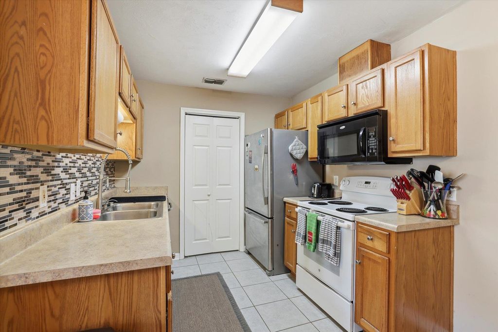 Image 11 of property listing at 990 W Brevard St Apt 421, Tallahassee, FL 32304