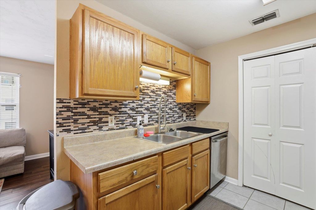 Image 12 of property listing at 990 W Brevard St Apt 421, Tallahassee, FL 32304