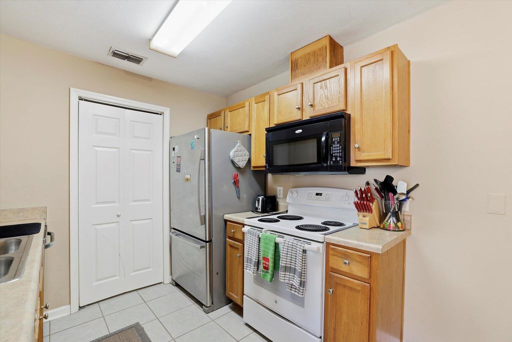Image 13 of property listing at 990 W Brevard St Apt 421, Tallahassee, FL 32304