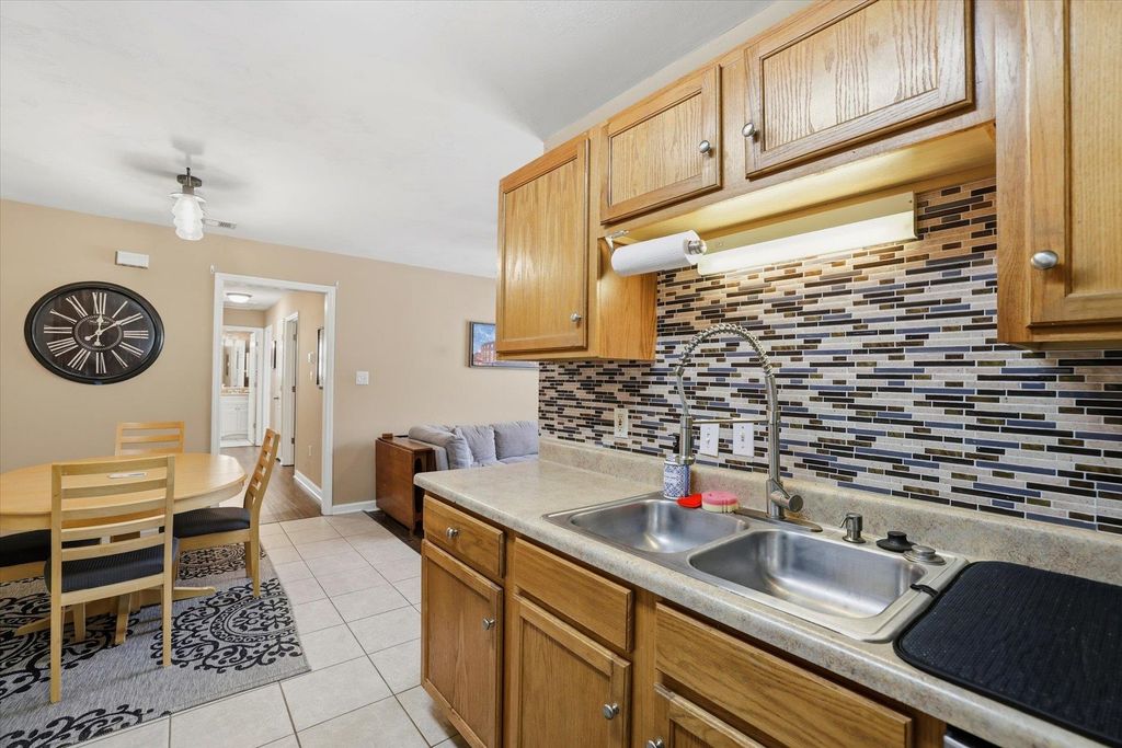 Image 14 of property listing at 990 W Brevard St Apt 421, Tallahassee, FL 32304