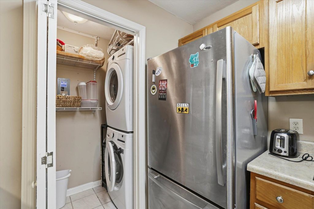 Image 15 of property listing at 990 W Brevard St Apt 421, Tallahassee, FL 32304