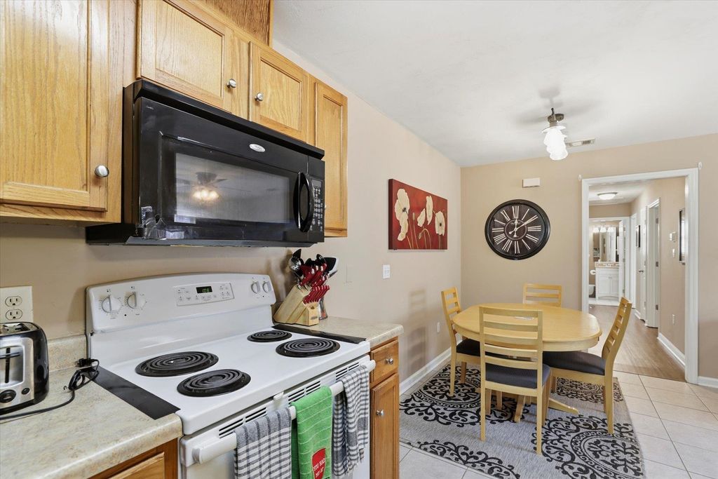 Image 16 of property listing at 990 W Brevard St Apt 421, Tallahassee, FL 32304