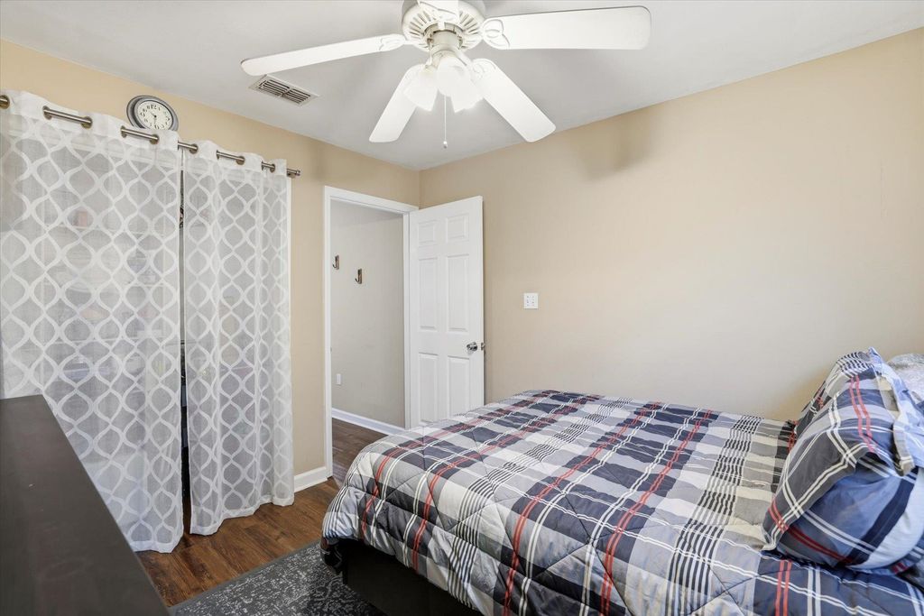 Image 18 of property listing at 990 W Brevard St Apt 421, Tallahassee, FL 32304