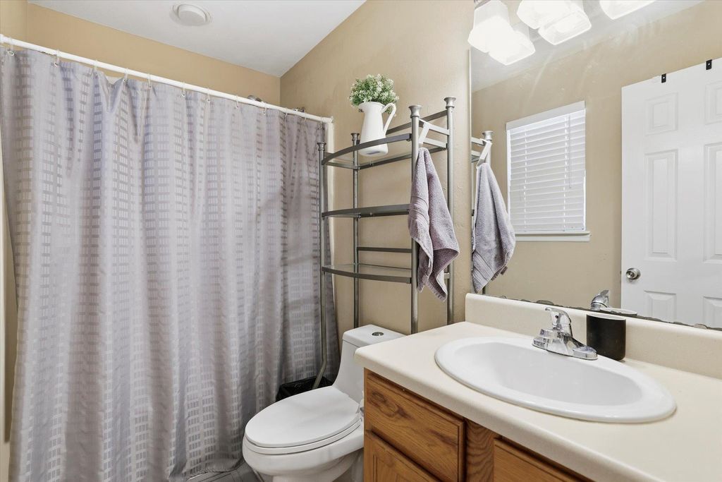 Image 19 of property listing at 990 W Brevard St Apt 421, Tallahassee, FL 32304